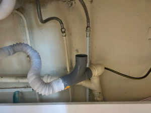 Photo de galerie - Modification tuyau évacuation et arrivée d’eau pour lave linge 