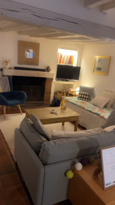 Photo de galerie - Salon impeccablement entretenu, offrant une ambiance cocooning pour un séjour confortable et reposant