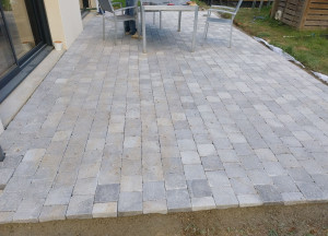 Photo de galerie - Pose de pavé gris  terrasse 