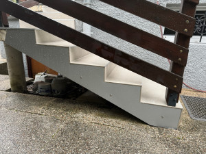 Photo de galerie - Habillage flan d’escalier en tôle de couleur gris