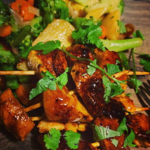 Photo de galerie - Petits légumes sautés au wok et brochettes de poulet laquées