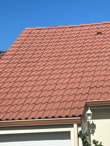 Photo de galerie - Nettoyage de votre toiture à haute et imperméabilisation avc un hydrofuge 