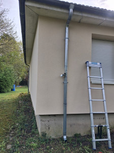 Photo de galerie - Projet de création et d’installation de tuyaux de descente en zinc, comprenant la fabrication sur mesure, les soudures nécessaires ainsi que la mise en place d’un récupérateur d’eau de pluie