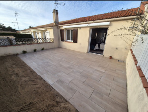Photo de galerie - Réalisation d'une terrasse sur plot ainsi que de l'évacuation complète des arbustes qui envahissaient ce terrain