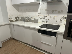 Photo de galerie - Remplacement plan de travail avec découpes évier et plaque de cuisson