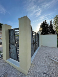 Photo de galerie - Entrée d’une villa avec piliers en béton , scellement du portail et portillon et enduit . 