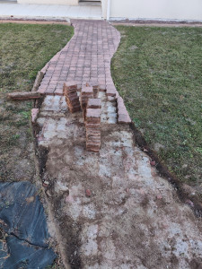 Photo de galerie - Dépose de l'allée pour nouvelle création, réaménagement de jardin .