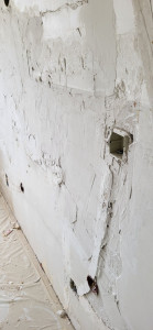 Photo de galerie - Ratissage du murs complet avec 2 couches de peinture.