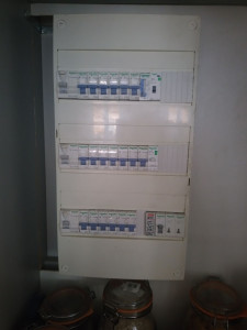 Photo de galerie - Nouvel interrupteur horaire protégé par un disjoncteur dédié et commandant le contacteur du chauffe-eau