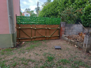 Photo de galerie - Un peu de bambou, un peu de fibre de coco… et mon portail a trouvé son style ! ?️?