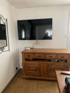 Photo de galerie - Télévision accroché au mur