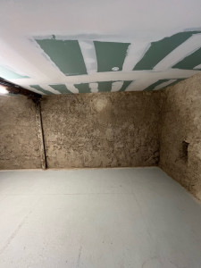 Photo de galerie - Traitement à la chaux. Il sert à bloquer le support pour stopper la dégradation. Le gobetie à la chaux sert à réguler l’hygrométrie du mur et à stabiliser les surfaces pour limiter les apparitions de moisissures.