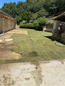 Photo de galerie -  Pose de gazon en plaques  Un gazon rapidement installé pour obtenir une pelouse dense, uniforme et esthétique dès la pose. Préparation du terrain, mise en place des plaques et finitions soignées. 