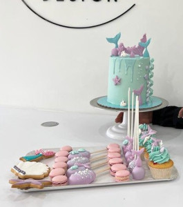 Photo de galerie - Layer cake, drip cake, cupcakes, pop cakes, magnum cakes, macarons et biscuits au glaçage royal 
