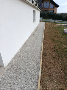 Photo de galerie - Aménagement d'un trottoir en cailloux
