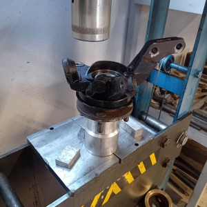 Photo de galerie - Remplacement roulement de moyeu avant. 