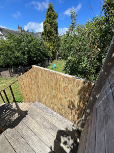 Photo de galerie - Pose d’un brise vu en paille.