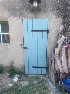 Photo de galerie - Dépose de l’ancienne porte et fabrication d’une porte neuve à l’identique, réalisée en bois de récupération et entièrement remise à neuf selon la demande du client.