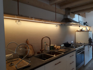 Photo de galerie - Eclairage plan de travail cuisine ruban led encastré dans étagère