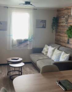 Photo de galerie - Poussière et mur et canapé fait au propre 