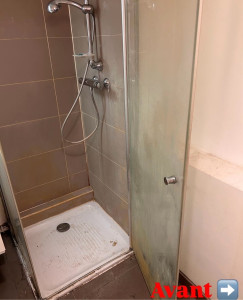 Photo de galerie - ? Avant l’intervention de La Force du Nettoyage : cabine très entartrée, receveur encrassé, joints noircis. Nettoyage en profondeur avec vapeur. 