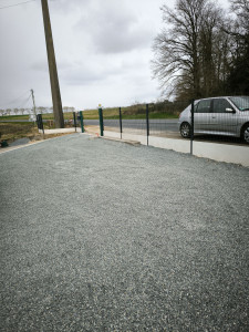 Photo de galerie - Mise en place d' une clôture et portail électrique 
ainsi que le parking fait en gravier de finition 