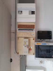 Photo de galerie - Apres ajout d'un interrupteur différentiel et remplacement des portes fusibles par des disjonteurs ainsi que la ligne alimentation coffret disjoncteur abonné section du câble insuffisante