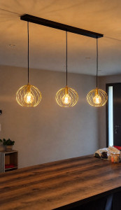 Photo de galerie - Pose d'un luminaire au dessus d'un plan de travail de cuisine 