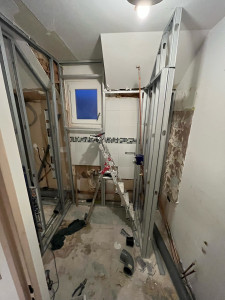 Photo de galerie - Construction d’une douche italienne avec des niches et toilettes suspendue plus les finitions du peinture et l’électricité . Voir le résultat dans 2 photo 