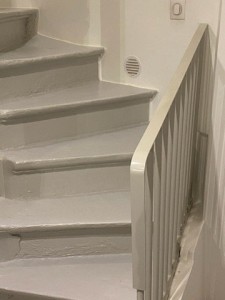 Photo de galerie - Peinture d'un escalier et réalisation d'une rempe 