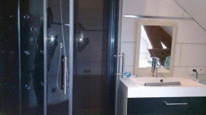 Photo de galerie - Mise en place d'une douche et d'un évier avec évacuation par sanibroyeur 