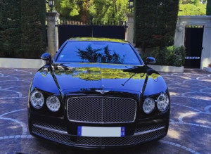 Photo de galerie - Rénovation et polissage complet de carrosserie sur ce véhicule de prestige. Travail minutieux sur la finition pour éliminer les micro-rayures et restituer un effet miroir profond et impeccable.