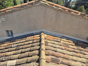 Photo de galerie - Pose de solin plomb 140mn bisoté finition crépi frotassé. 