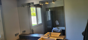 Photo de galerie - Ce miroir de salle de bain ajoute une touche de modernité et d'esthétisme, transformant l'espace en un véritable havre de paix.