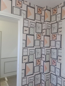 Photo de galerie - ?Réalisation d'un mur décoratif avec pose de papier peint - finition soignée 