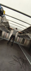 Photo de galerie - Aménagement intérieur d'un20 mètres cubes avec des étagères sur mesure  en U sur tout le long de la caisse  et fixation d'une potence électrique de 500 kg.
