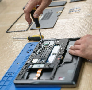 Photo de galerie - Démontage complet pour changement pâte thermique sur PC PORTABLE