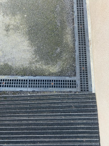 Photo de galerie - Démontage et nettoyage caniveaux 