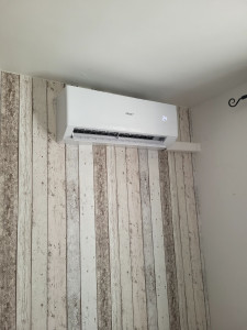 Photo de galerie - 1/2 : Installation unité intérieure Altech 501 2.7kw dans une chambre 