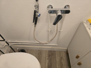 Photo de galerie - Installation d'une douchette dans les toilettes avec eau chaude