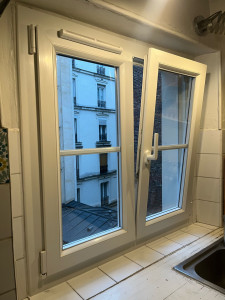 Photo de galerie - Pose d’une fenêtre double vitrage PVC sur mesure Oscillo battante