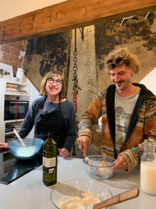 Photo de galerie - Cours de cuisine chez l’habitant, préparation d’une focaccia maison au romarin, sel maldon et poivrons grillés 