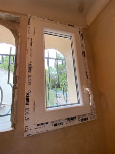 Photo de galerie - Dépose ancien cadre bois, agrandissement d’ouverture dans le béton pour accueillir les nouvelles fenêtres, double vitrage.