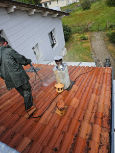 Photo de galerie - Nettoyage action rapide 
avec tête rotabuse basse pression
et pose d'un hydrofuge incolore en couche croisé 
produit pour rendre la Tuile imperméable et facilite l'écoulement des eaux 