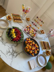 Photo de galerie - Apéro dînatoire « sucré », brochettes de fruits et mignardises 