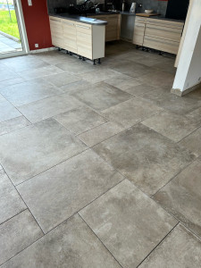Photo de galerie - Pose de carrelage au sol avec différents formats.