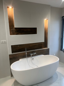 Photo de galerie - Installation d’une baignoire en îlot + robinetterie & Alimentation eau froid/eau chaude  