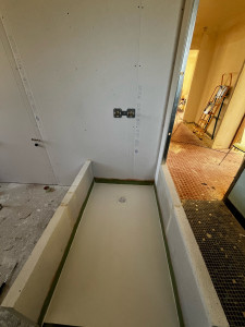 Photo de galerie - Pose bac à douche + préparation robinetterie 