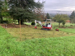 Photo de galerie - Réalisation terrassement et chape béton pour abris de jardin avec mur de soutènement 