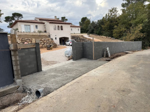Photo de galerie - Réalisation mur de clôture et paysagé 
